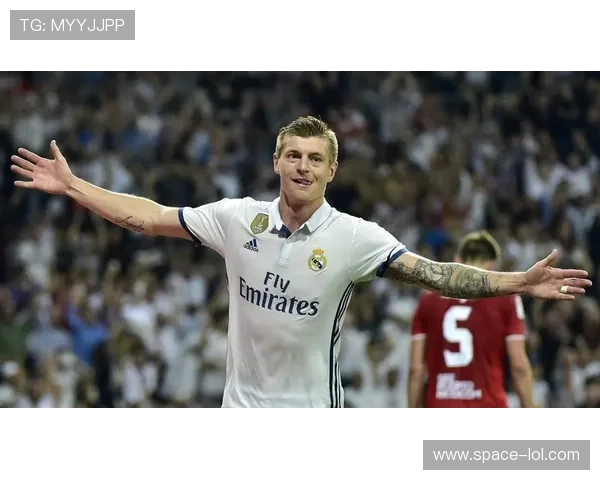 轰动足球界的传奇球星盘点他们的巅峰时刻与无尽荣耀